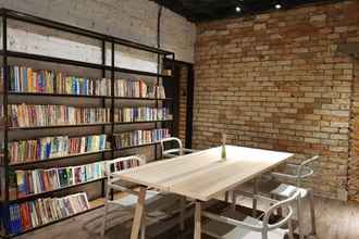 Common Space 4 Books & Beds