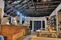 Bar, Kafe dan Lounge Books & Beds