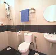 Toilet Kamar 3 Shining Hotel