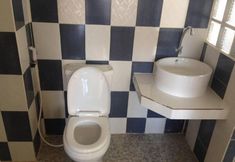 In-room Bathroom 4 HILLDA HOUSE