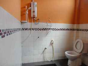 Toilet Kamar 4 Pristine Hotel