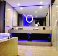 In-room Bathroom 2 Qingdao King Hood Hotel