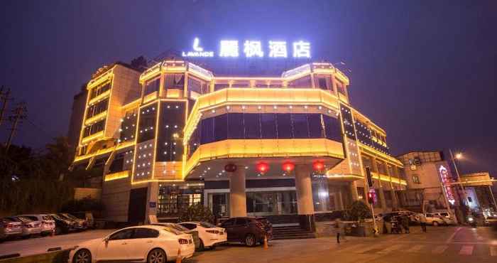 Bangunan 麗枫酒店(长沙步行街南门口地铁站店)