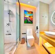 Toilet Kamar 3 LAVANDE HOTELS NANCHANG HONGDU MIDDLE AVENUE PROVI