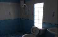 In-room Bathroom 3 Samet Inn