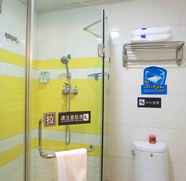 ห้องน้ำภายในห้อง 2 7 Days Inn Chongqing Shapingba University Branch