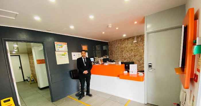 Lobi Easyhotel London Heathrow