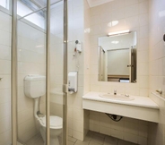 In-room Bathroom 3 Morwell Hotel Motel