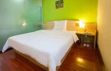 Bedroom 2 7 Days Inn Longhua Heping Road RT-mart Branch