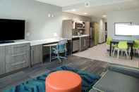 Common Space Home2 Suites by Hilton Pensacola I-10 Pine Forest