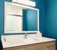 In-room Bathroom 4 Home2 Suites by Hilton Pensacola I-10 Pine Forest