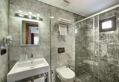 In-room Bathroom 5 The Fox Hotel