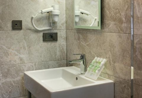 In-room Bathroom The Fox Hotel