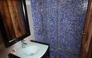 Toilet Kamar 6 Aladin White Beach Resort