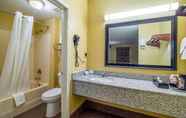 In-room Bathroom 5 Quality Inn Suites Columbia