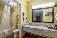 In-room Bathroom Quality Inn Suites Columbia