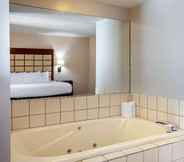 In-room Bathroom 7 Clarion Hotel & Suites