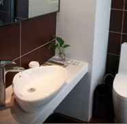 Toilet Kamar 3 IU HOTEL XIAN WEST GAOXINKEJI ROAD SUBWAY STATION 