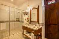 ห้องน้ำภายในห้อง amã Stays & Trails, Cardozo House Goa