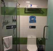 In-room Bathroom 3 7 DAYS INN FUTIAN PORT SUBWAY STATION