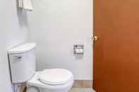 Toilet Kamar FairBridge Inn Express North Lima