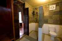 Phòng tắm bên trong Tanjung Inn