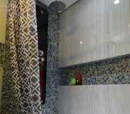 Toilet Kamar 5 Mariposa Budget Hotel (Drive Inn)