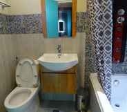 Toilet Kamar 6 Mariposa Budget Hotel (Drive Inn)