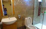 Toilet Kamar 2 Mariposa Budget Hotel (Drive Inn)