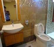 Toilet Kamar 2 Mariposa Budget Hotel (Drive Inn)