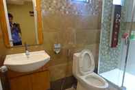 In-room Bathroom Mariposa Budget Hotel (Drive Inn)
