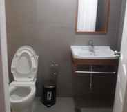 Toilet Kamar 7 Mariposa Budget Hotel (Drive Inn)