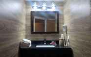 Phòng tắm bên trong 4 Ramada By Wyndham Lindsay