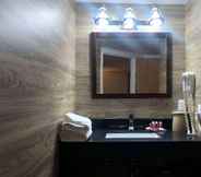 In-room Bathroom 4 Ramada By Wyndham Lindsay