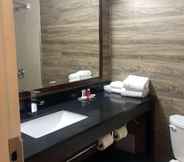 In-room Bathroom 6 Ramada By Wyndham Lindsay