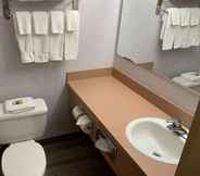 Toilet Kamar 6 Rodeway Inn