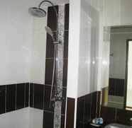 Toilet Kamar 2 Orange Grand Hotel