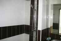 Toilet Kamar Orange Grand Hotel