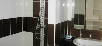 In-room Bathroom 5 Orange Grand Hotel