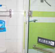 ห้องน้ำภายในห้อง 2 7 DAYS INN WUHAN QINGNIAN ROAD SUBWAY STATION HANG