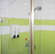 In-room Bathroom 3 7 DAYS INN WUHAN QINGNIAN ROAD SUBWAY STATION HANG