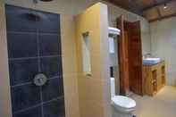 Toilet Kamar Gili Air Lagoon Resort by Platinum Management