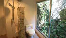 Toilet Kamar 3 Rock And Treehouse Resort