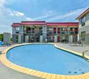 Swimming Pool 7 Red Roof Inn New Braunfels