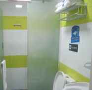Toilet Kamar 2 7 DAYS INN KAILI HONGZHOU ROAD BRANCH