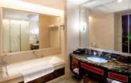 In-room Bathroom 7 Qingyuan International Hotel