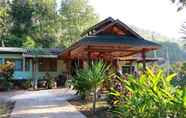 ภายนอกอาคาร 4 Bann Saiyok Homestays