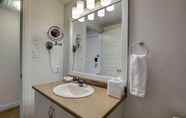 Toilet Kamar 3 Ramada By Wyndham Fort McMurray