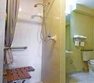 In-room Bathroom 6 Americas Best Value Inn-Florence/Cincinnati