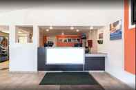 Lobby Travelodge by Wyndham Lansing